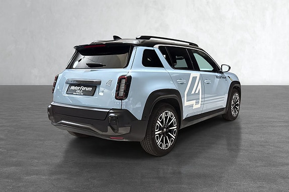 Ryddig bakparti med integrerte detaljer og tonede vinduer.