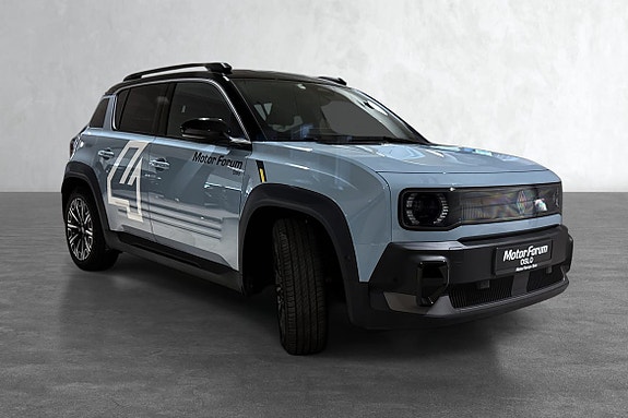 Sporty design med karakteristisk tallgrafikk og moderne lys.