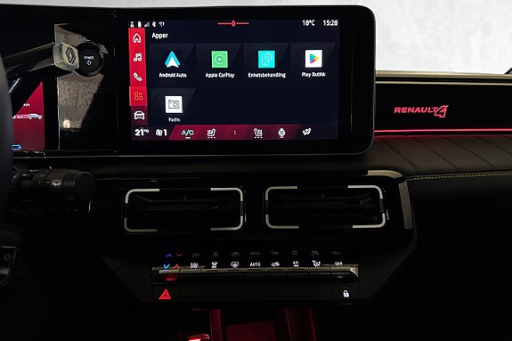Moderne infotainment med ergonomiske klimakontroller og navigasjon.