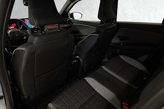 Romslig bakseteområde med praktisk barnesikring og ISOFIX-fester.