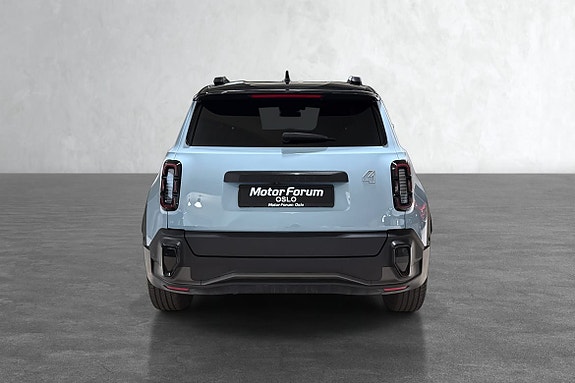 Baklysdesign iøynefallende på kompakt modell med svart tak.