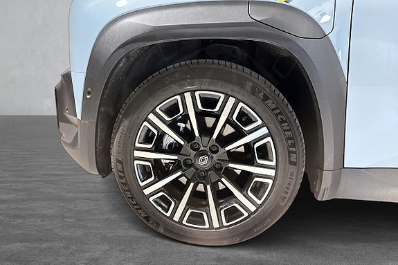 Unikt felgmønster på svarte lettmetallfelger med høy finish.