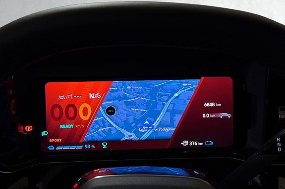 Navigasjonskart og kjøredata vist på høyoppløst digitalt display.