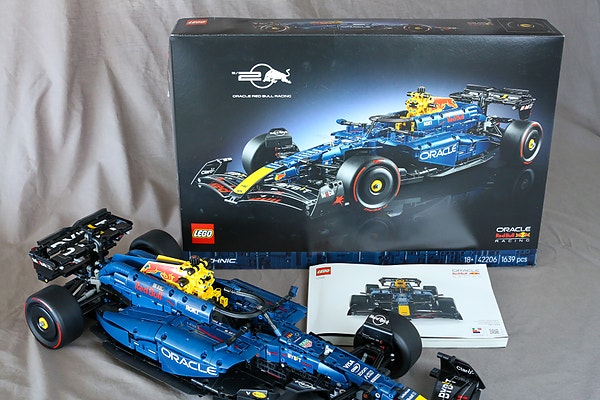 LEGO Technic 42206: Oracle Red Bull Racing RB20 F1 – komplett sett