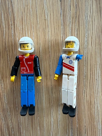 To stk gamle LEGO Technic figurer