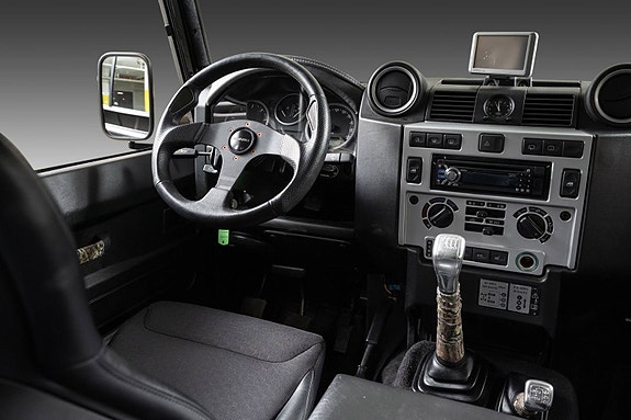 Land Rover Defender 110 24 of 30