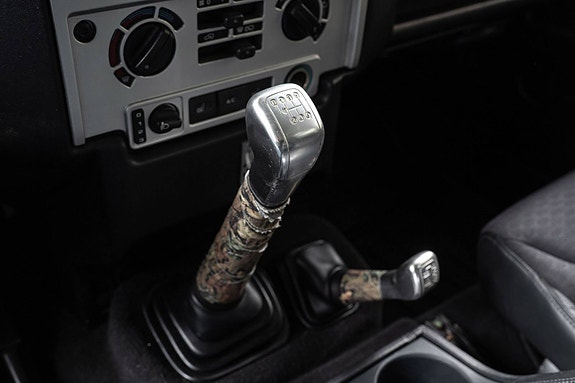 Land Rover Defender 110 16 of 30