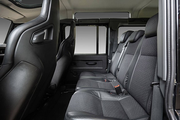 Land Rover Defender 110 26 of 30