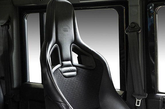 Land Rover Defender 110 23 of 30