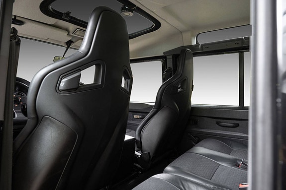 Land Rover Defender 110 19 of 30