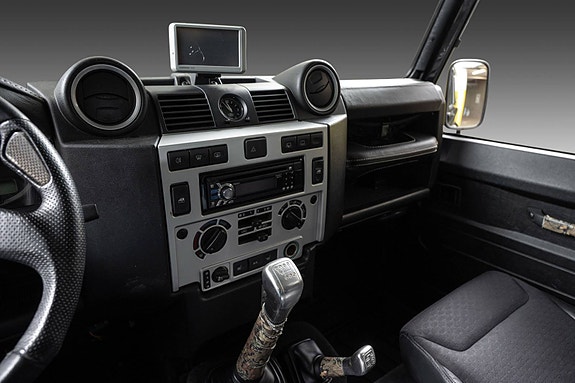Land Rover Defender 110 15 of 30