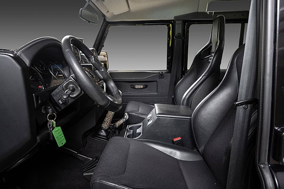 Land Rover Defender 110 14 of 30
