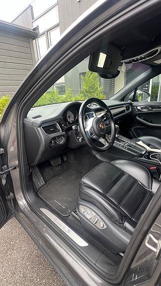 Porsche Macan 12 of 15