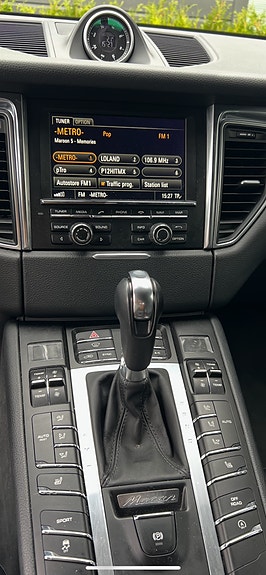 Porsche Macan 2 of 15
