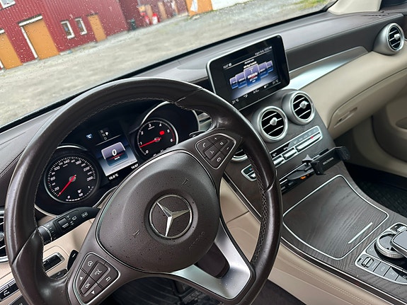 Mercedes-Benz GLC220 d 27 of 30