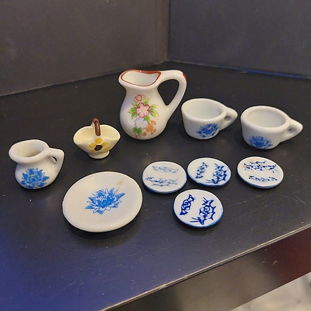 10 vintage deler i porselen til dukkehus