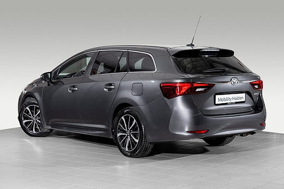 Toyota Avensis 2 of 5