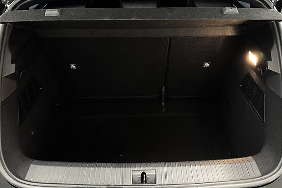 Romslig bagasjerom med praktiske oppbevaringsløsninger og belysning.