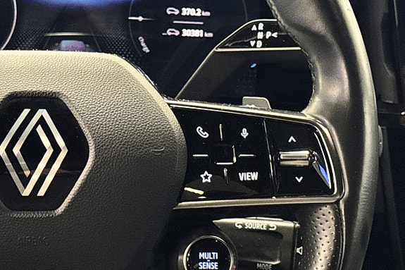 Oversiktlig dashbord med digital hastighetsvisning og knappkontroll.