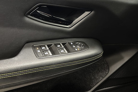 Detaljer i sort med stilfull gul søm for eksklusivt preg.