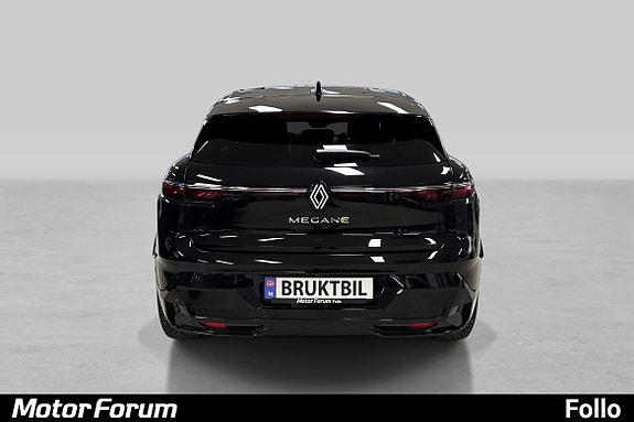 Ryddig bakende med moderne tåkelys og elegant design.