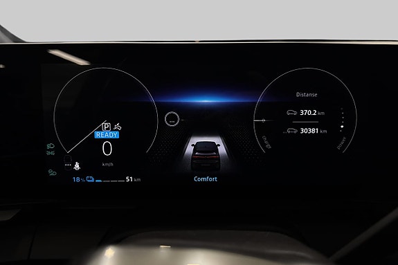 Digitalt cockpit-panel med viktig kjøreinfo og statusindikatorer.