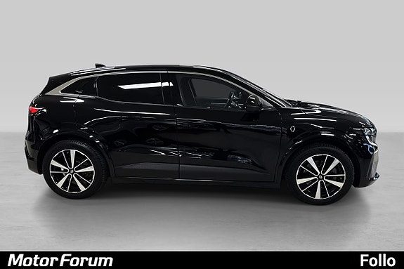 Sideprofil med attraktive aluminiumsfelger og dynamisk linjeføring.