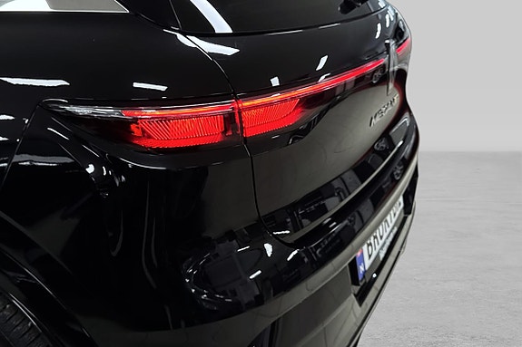 Elegant baklysdisplay med sofistikert sort lakkfinish.