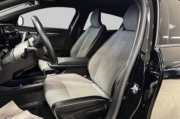 Komfortable seter i grått tekstil med god støtte for fører.