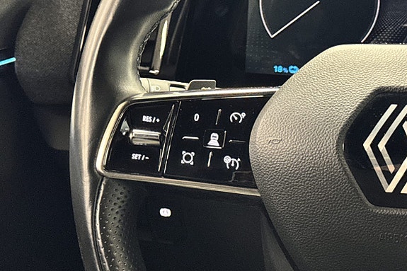 Ratt med kontroller integrert for lyd og førerinnstillinger.