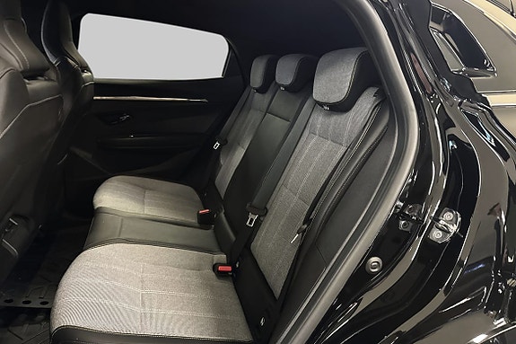 Bakseter med komfortabel grått stoff, perfekt for passasjerer.