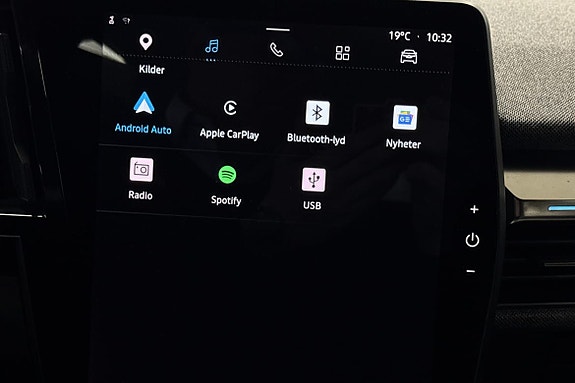 Infotainmentskjerm med apper og innstillinger for smart bruk.