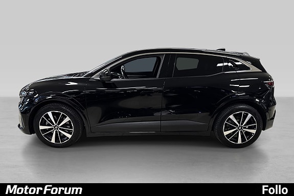 Dynamisk sidebilde med stilrene detaljer og solide felger.