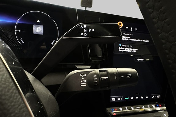 Smarte funksjoner med touchscreen og moderne girvelger nær fører.