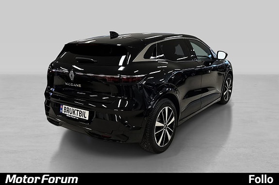 Bakparti med karakteristiske LED-lykter og sofistikert finish.