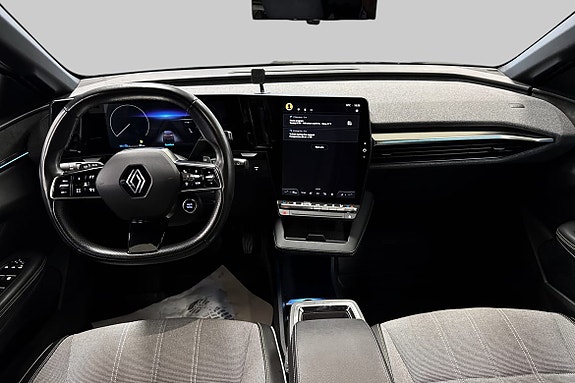 Stort infotainmentsystem og digital instrumentpanel for moderne kjøring.