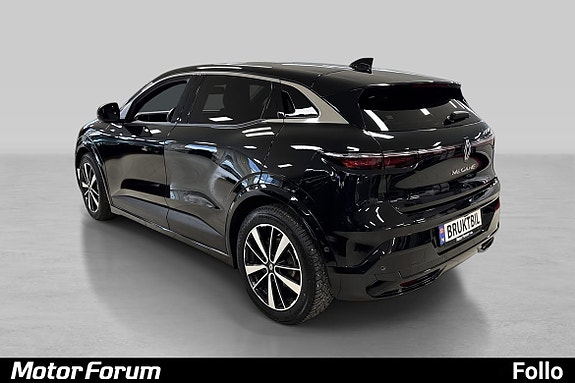 Sporty baklys og aluminiumsfelger kompletterer det kraftfulle utseendet.