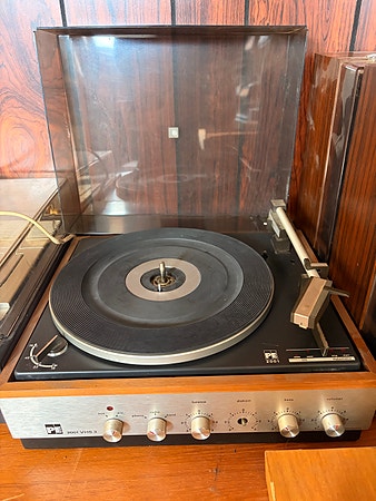 Vintage PE 2001 VHS 3 stereoanlegg – platespiller og radio