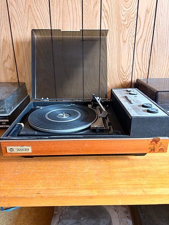 Vintage platespiller i trekasse – BSR P128 / retro stereo