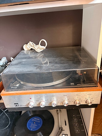 PE 2001 VHS 3 vintage stereoanlegg – platespiller og radio