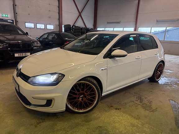 Volkswagen e-Golf VII 2 of 5