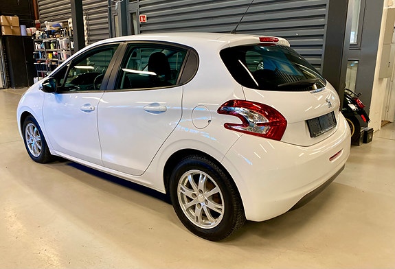 Peugeot 208 2 of 19