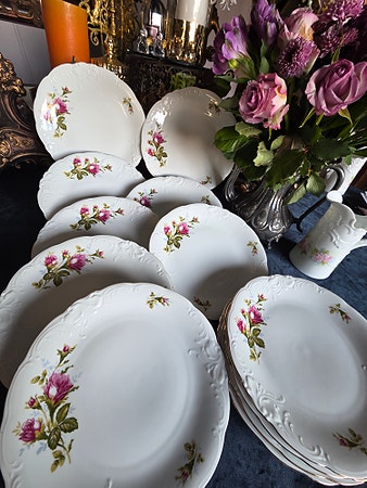 Nydelige vintage middags tallerker i porselen med roser motiv