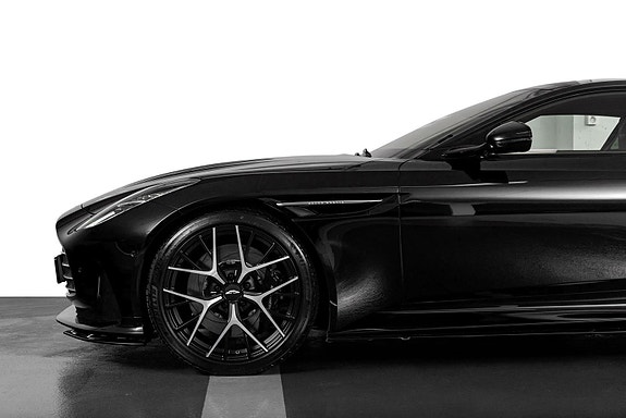 Aston Martin DB12 8 of 30