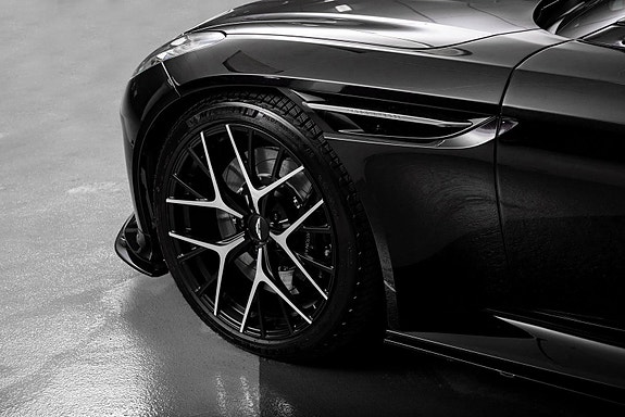 Aston Martin DB12 17 of 30
