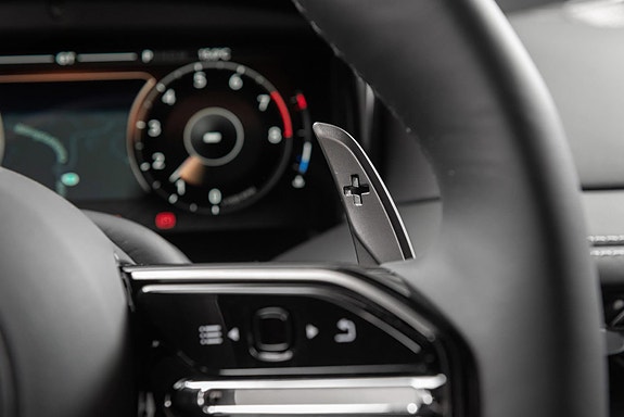 Aston Martin DB12 23 of 30