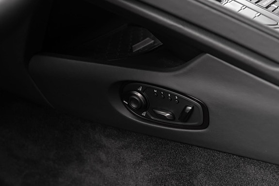 Aston Martin DB12 19 of 30
