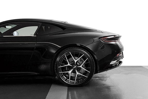 Aston Martin DB12 9 of 30