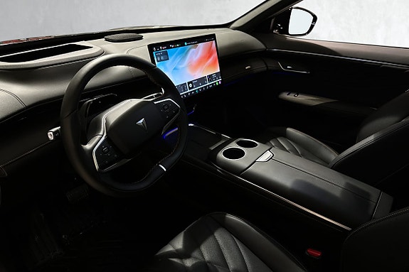 Moderne digitalt instrumentpanel med intuitiv berøringsskjerm og smart lading.