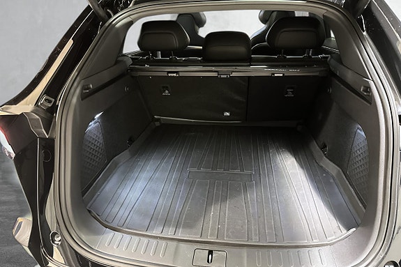 Romslig bagasjerom med vanntett matte og fleksible seteløsninger.